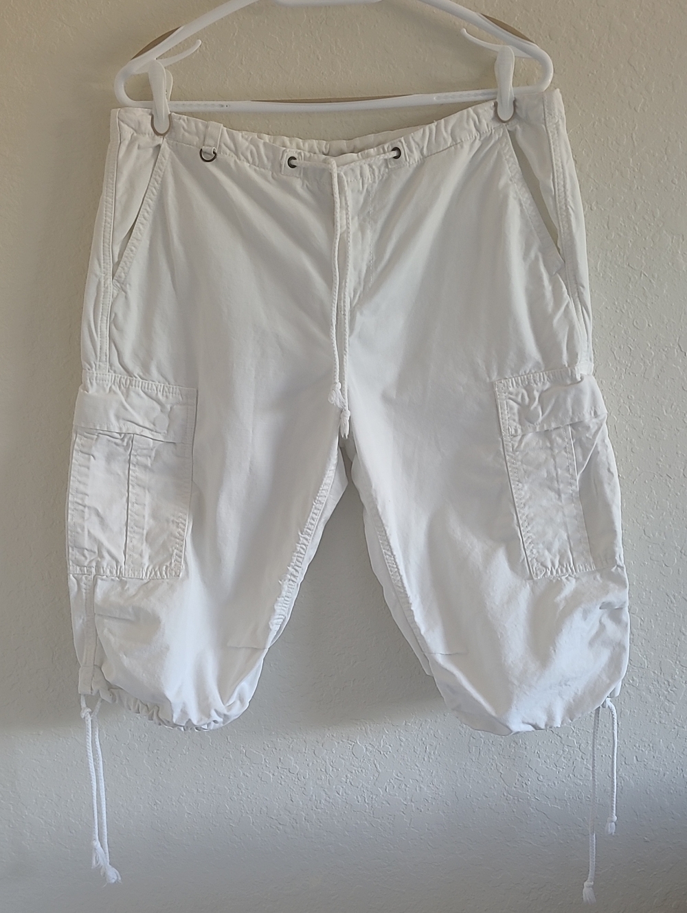 Lucky Brand White Cargo Capris. Size 32/14. Multi Pockets Drawstrings. Like New.